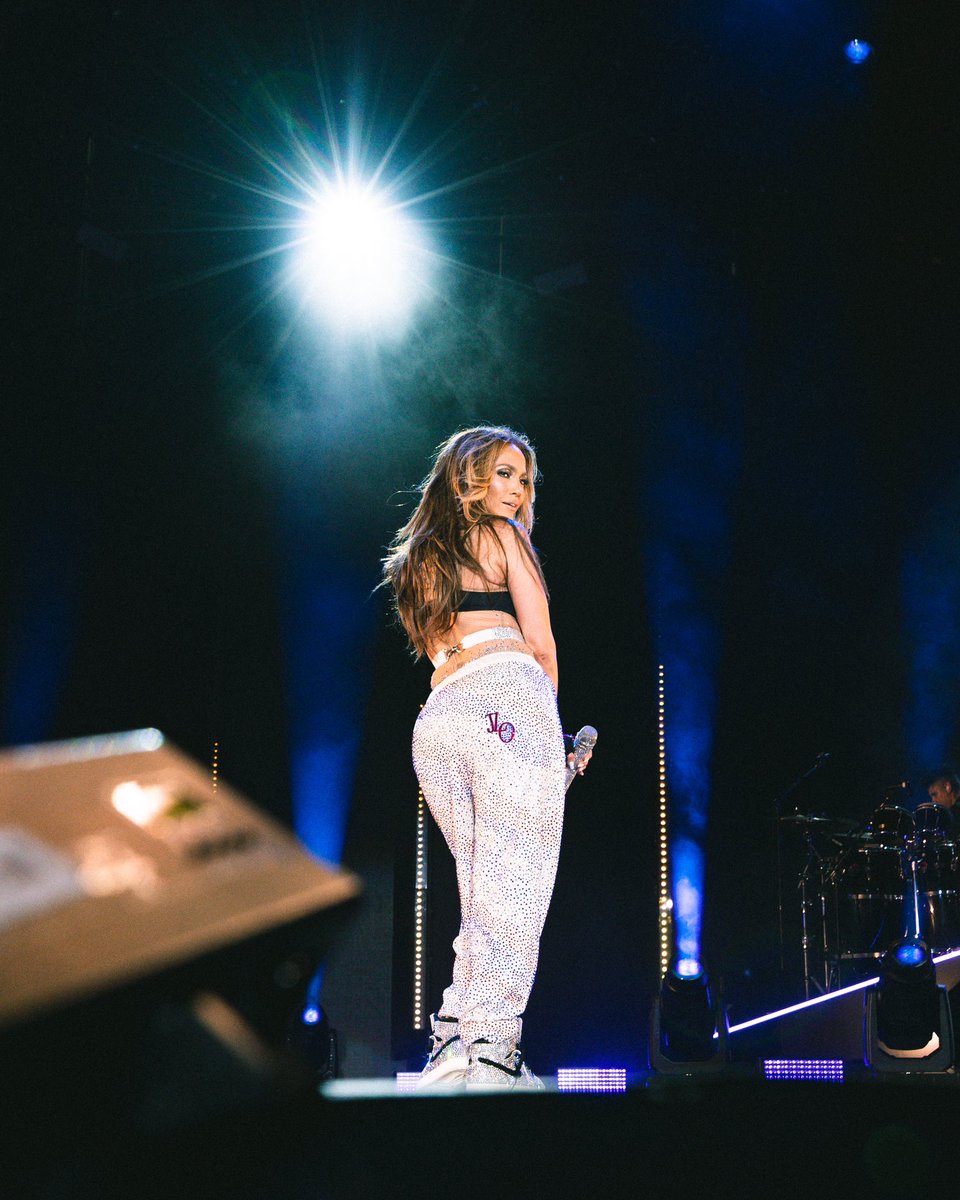 JLo's tweet photo. Last night … @Dodgers #LADFGala 
📸 @notchrisvilla https://t.co/r9RpLZaFMD