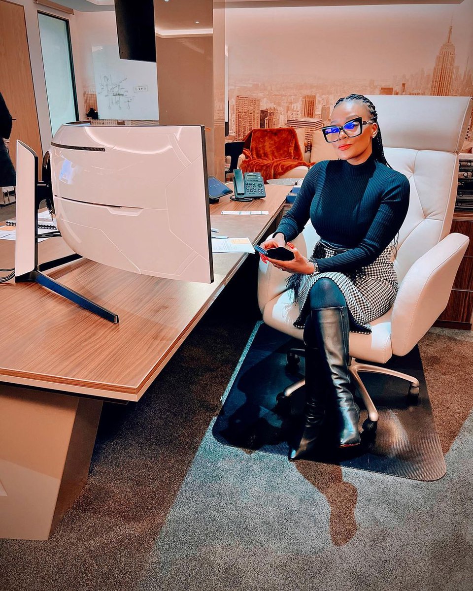 ParisaJacob's tweet image. Back to the grind and  still on my mission to rise to the next level in everything. It's a good day to be good.
#MaliLanga #hustle #interior #office #work 
#NextLevelLife #bossmoves #bossbabe #johannesburg #illovo #sebenzagirl #fashion #luxuryoffice