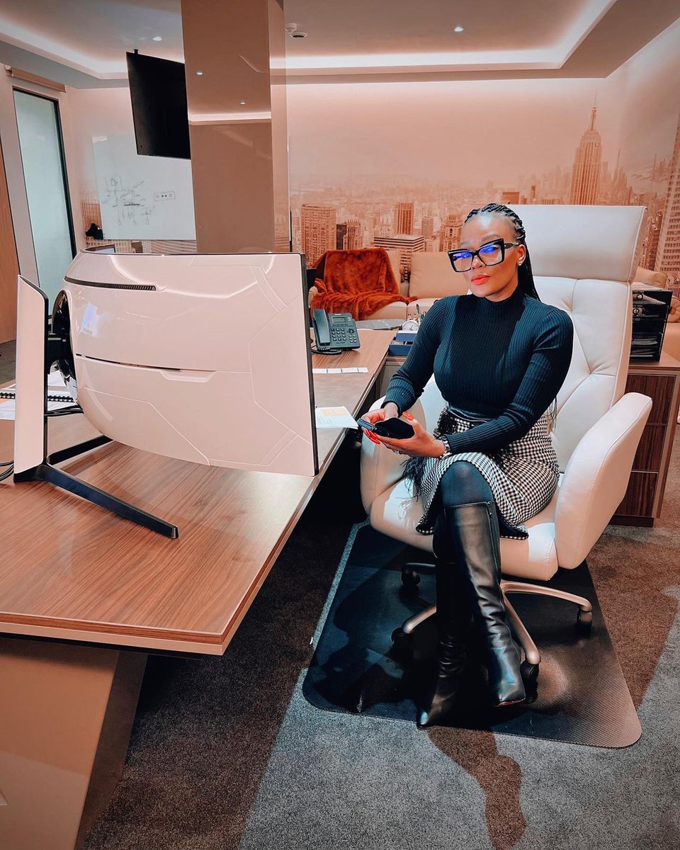 ParisaJacob's tweet image. Back to the grind and  still on my mission to rise to the next level in everything. It's a good day to be good.
#MaliLanga #hustle #interior #office #work 
#NextLevelLife #bossmoves #bossbabe #johannesburg #illovo #sebenzagirl #fashion #luxuryoffice