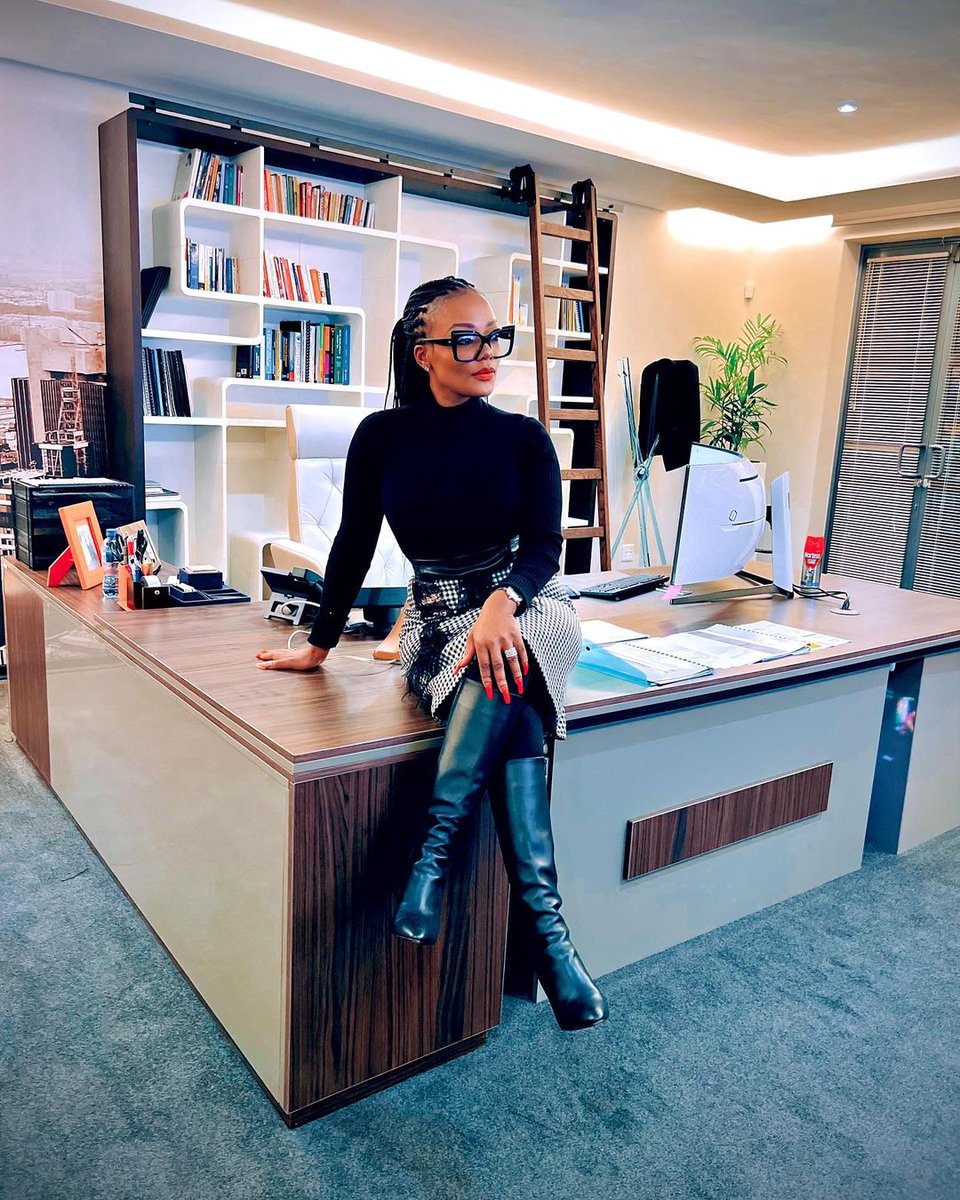 ParisaJacob's tweet image. Back to the grind and  still on my mission to rise to the next level in everything. It's a good day to be good.
#MaliLanga #hustle #interior #office #work 
#NextLevelLife #bossmoves #bossbabe #johannesburg #illovo #sebenzagirl #fashion #luxuryoffice