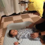 【話題】寝返りを覚えたあとに発生するであろう「オムツ換装時にじっとしてくれない問題」をこれで解決!