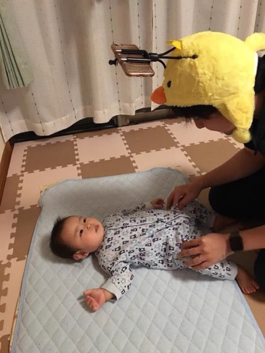 【話題】寝返りを覚えたあとに発生するであろう「オムツ換装時にじっとしてくれない問題」をこれで解決！