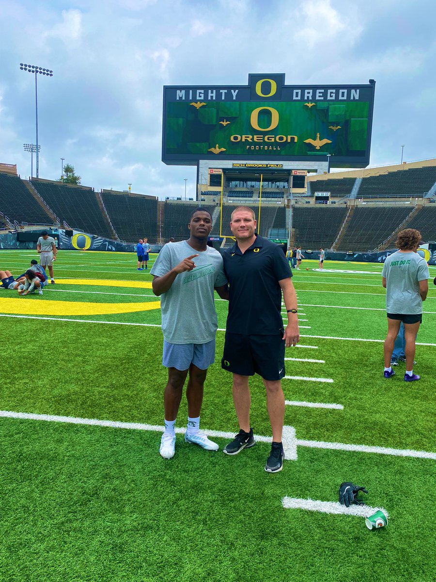 valcin_luvens's tweet photo. I had a great time at the University of Oregon this morning! Definitely was a great experience. Thanks you Coach Lupoi, Coach Tink and the rest of the coaching staff for having me #ScoDucks🦆💚💛 @coach_achantler @CoachLup @CoachTinkFB https://t.co/sH3uZILq2F