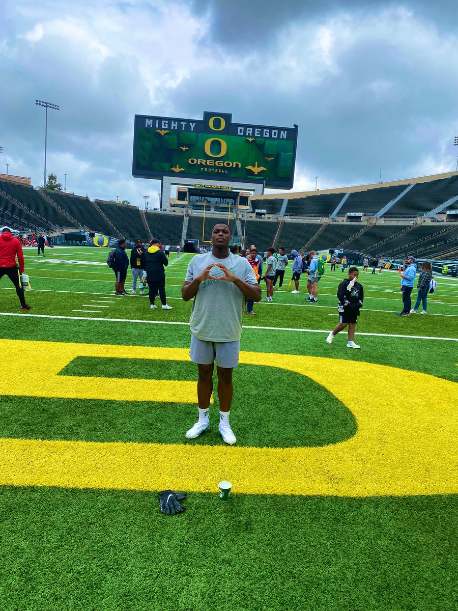 valcin_luvens's tweet photo. I had a great time at the University of Oregon this morning! Definitely was a great experience. Thanks you Coach Lupoi, Coach Tink and the rest of the coaching staff for having me #ScoDucks🦆💚💛 @coach_achantler @CoachLup @CoachTinkFB https://t.co/sH3uZILq2F