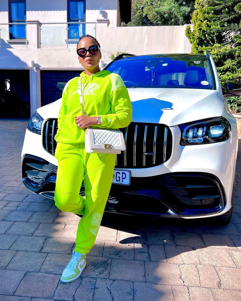 ParisaJacob's tweet image. I’m at a place where running errands count as going out😜 Wishing you all a blessed youth day💫 #errandsday #fashion #popofcolor #nike #msanzi #malilanga #airjodan