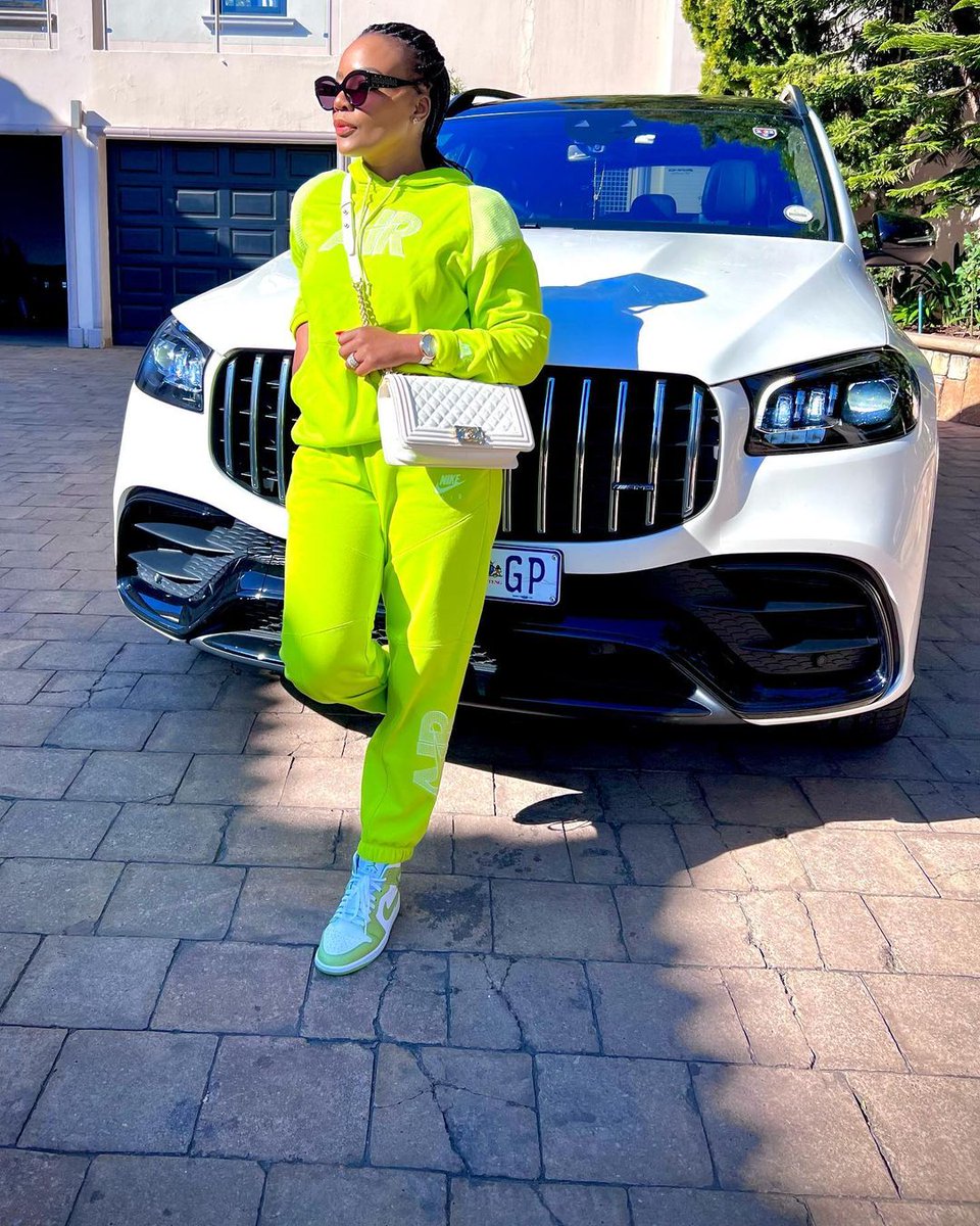 ParisaJacob's tweet image. I’m at a place where running errands count as going out😜 Wishing you all a blessed youth day💫 #errandsday #fashion #popofcolor #nike #msanzi #malilanga #airjodan