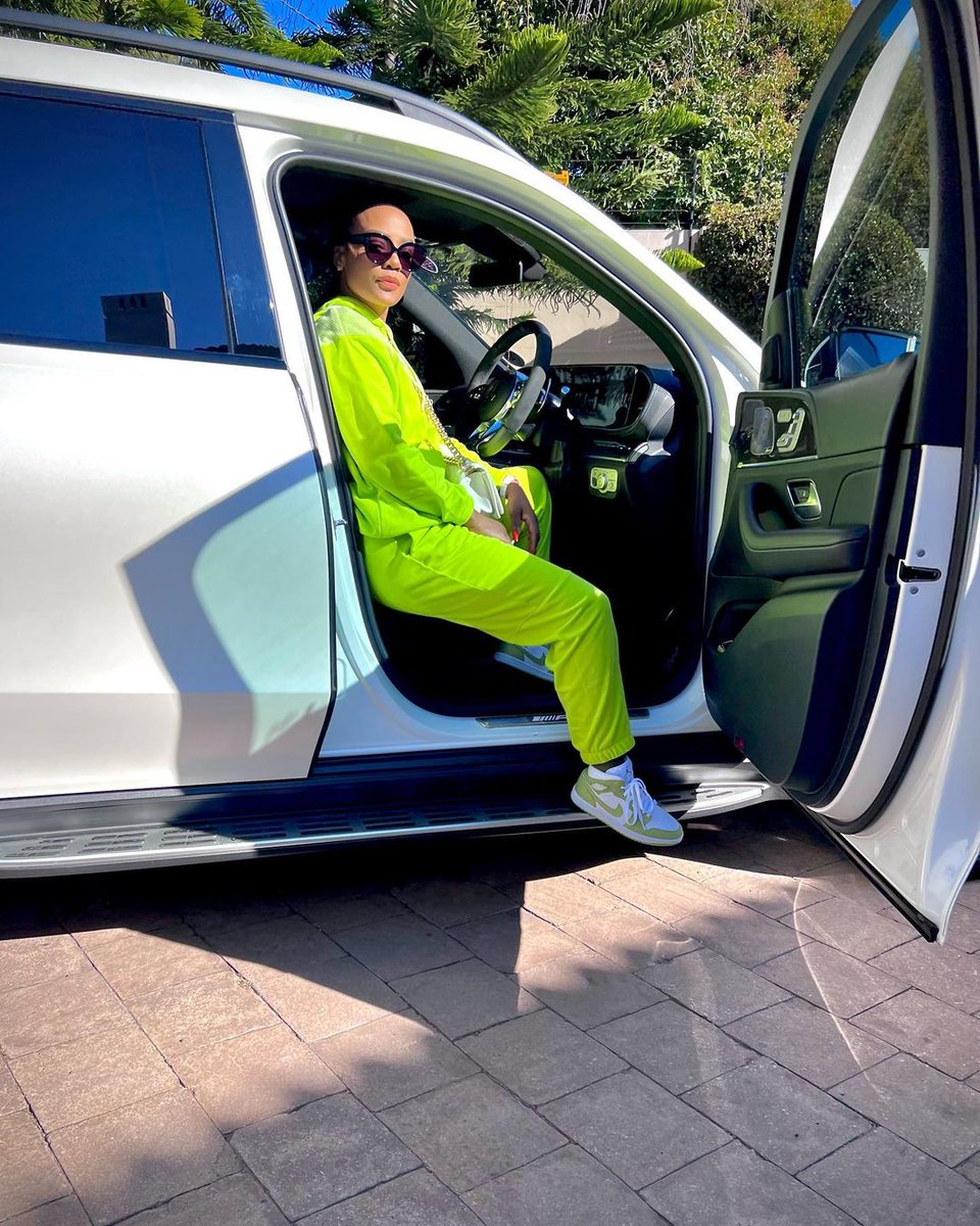 ParisaJacob's tweet image. I’m at a place where running errands count as going out😜 Wishing you all a blessed youth day💫 #errandsday #fashion #popofcolor #nike #msanzi #malilanga #airjodan