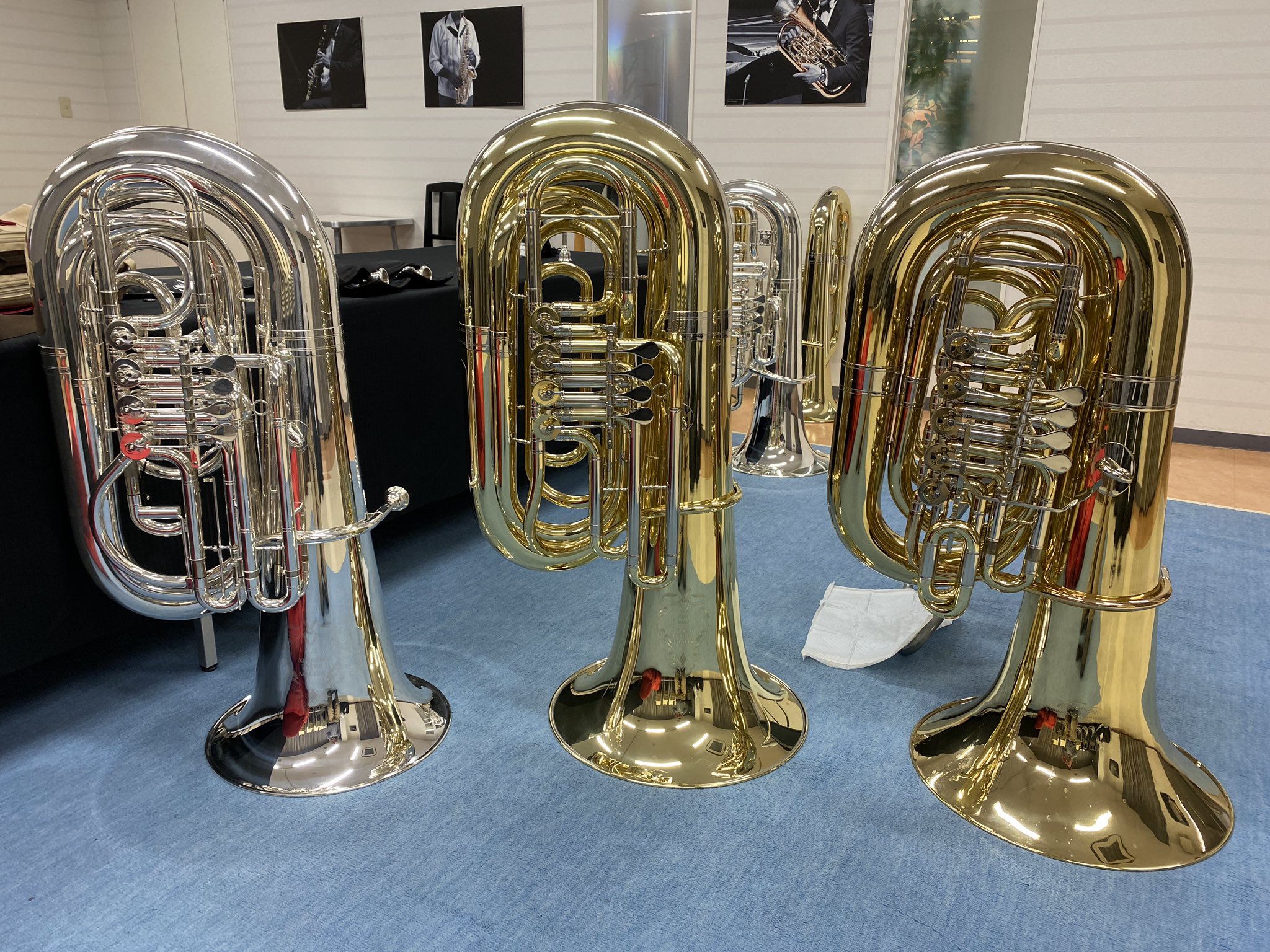 喜名 雅 テューバ 噂のmw97 B 管 を試奏 全音域良く鳴る 音色もカッコいい 吹奏感は軽い 近い 軽く息を入れてもブリブリ鳴る感じ 欲しいなぁ トロンボーンとブレンドしやすそうでブルックナーにピッタリなサウンド 良く響くホールだとファフナー