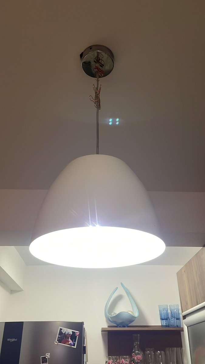 Beletiina's tweet photo. - Pa ¿me acomodas la lámpara de la cocina que se bajo? 
-Si pichuchi..
(🫣 lo que vale es la intención). https://t.co/U4yIHo94TT