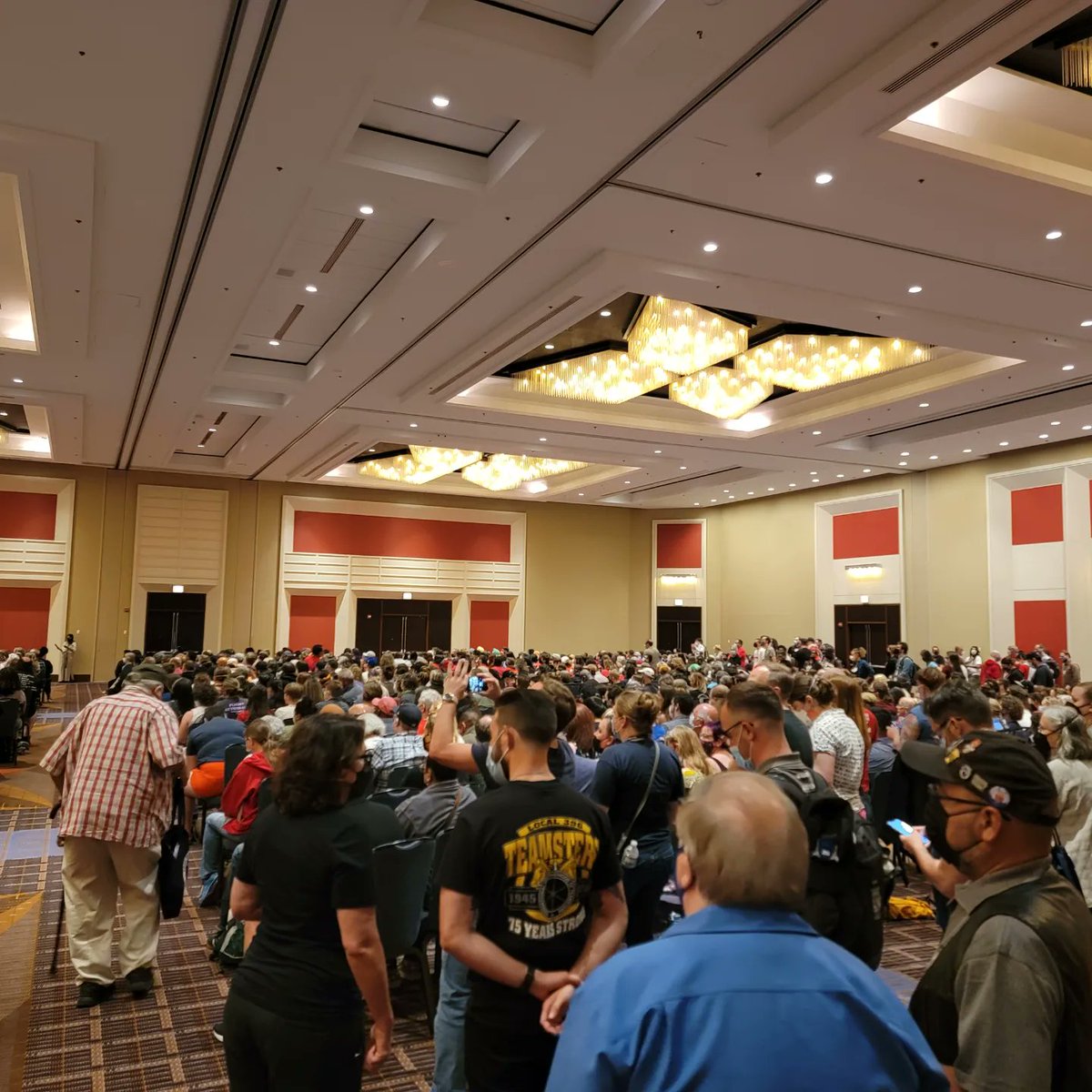 Ant_organizes's tweet photo. The raw power of 4000 Union member activists, officers, and staff uniting to strengthen the labor movement is indescribable. @labornotes #labornotesconference #LaborNotes2022 https://t.co/nKby6SoRvp