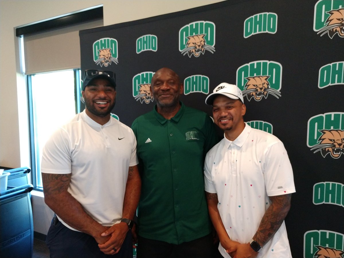DwayneD98827716's tweet photo. Absolutely a delight to see two of my former Wrs at our Ohio Football Golf tournament. Mario Dovell & Ryan Clark! #EarningRespect https://t.co/7VqSdOfJ0y