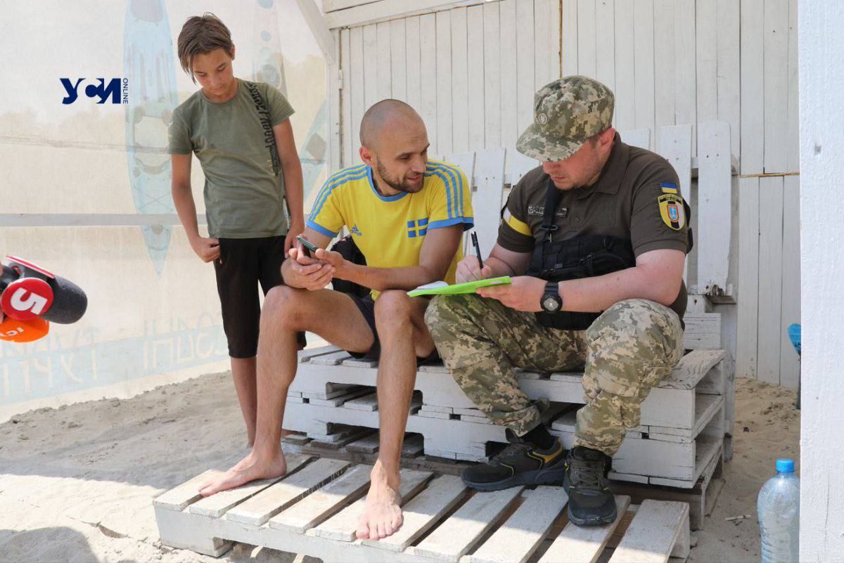 WarsArchives's tweet photo. in Odessa, the police with the staff of the military registration and enlistment office conducted a raid among local vacationers.

"We rested, sunbathed" - Now it's time to go to the military registration and enlistment office.

#Ukraine #Russia https://t.co/Yausdq0poc