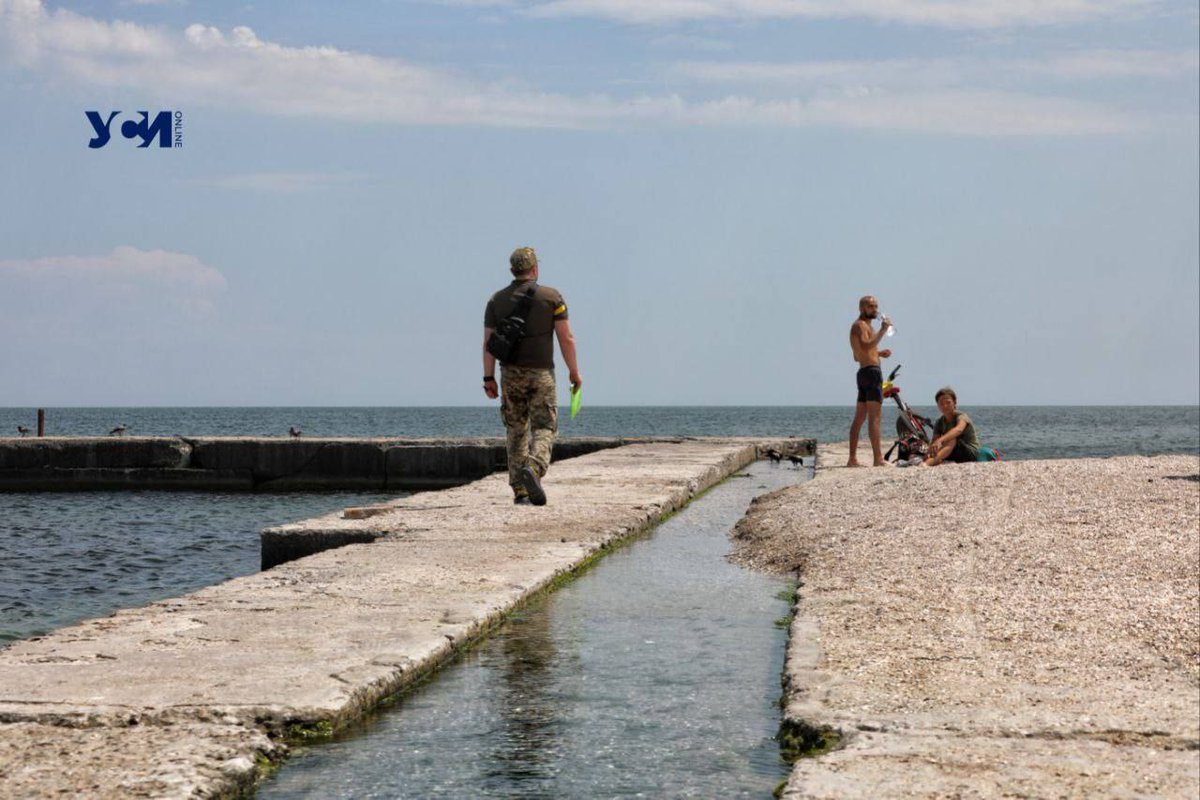 WarsArchives's tweet photo. in Odessa, the police with the staff of the military registration and enlistment office conducted a raid among local vacationers.

"We rested, sunbathed" - Now it's time to go to the military registration and enlistment office.

#Ukraine #Russia https://t.co/Yausdq0poc