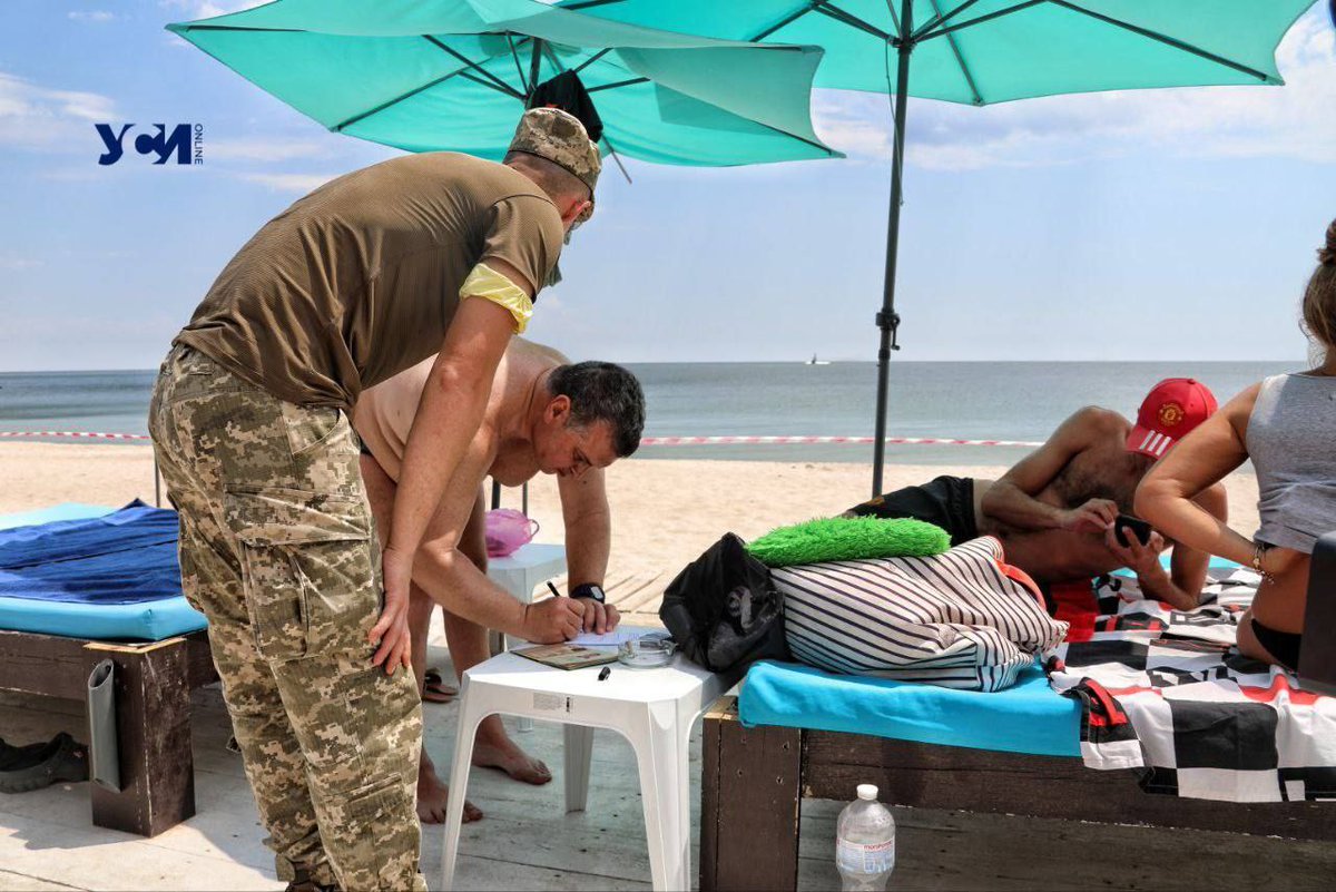 WarsArchives's tweet photo. in Odessa, the police with the staff of the military registration and enlistment office conducted a raid among local vacationers.

"We rested, sunbathed" - Now it's time to go to the military registration and enlistment office.

#Ukraine #Russia https://t.co/Yausdq0poc