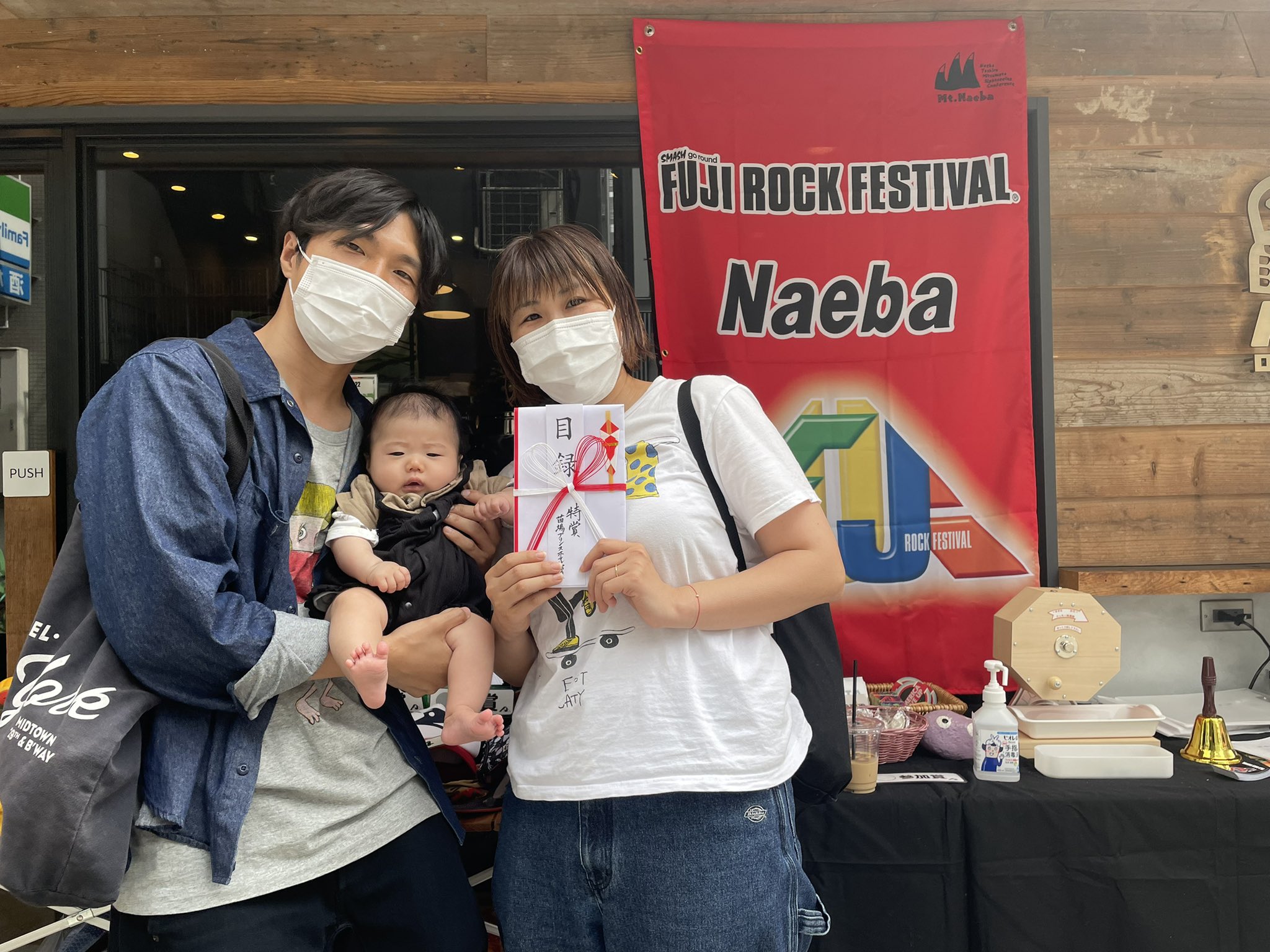 デイリー Smash 苗場プリンスホテル 当選者出ました おめでとうございます 今年フジロック初参加のお客様だそうです 写真撮影も快く受けていただきありがとうございました Fujirock T Co Eg78wtma0j Twitter デイリー Smash 苗場プリンスホテル 当選者出ました おめでとうございます 今年フジロック初参加のお客様だそうです 写真撮影も快く受けていただきありがとうございました Fujirock T Co Eg78wtma0j Twitter