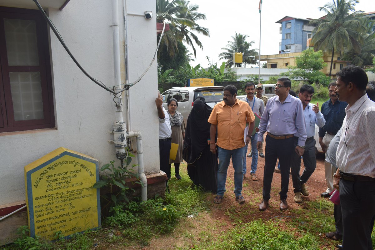 IecMangaluru's tweet photo. ಜಲಶಕ್ತಿ ಅಭಿಯಾನದ ನೋಡಲ್ ಅಧಿಕಾರಿ ಶ್ರೀ ಪಿಯೂಷ್ ರಂಜನ್ ನೇತೃತ್ವದ ಅಧಿಕಾರಿಗಳ ತಂಡ ಶುಕ್ರವಾರ ಮಂಗಳೂರು ತಾಲೂಕಿನ ಗುರುಪುರ ಪಂಚಾಯತ್, ಗಂಜಿ ಮಠ ಪಂಚಾಯತ್ ವ್ಯಾಪ್ತಿಯಲ್ಲಿನ ಜಲಶಕ್ತಿಗೆ ಸಂಬಂಧಪಟ್ಟ ಕಾಮಗಾರಿಗಳ ಪರಿಶೀಲನೆ ನಡೆಸಿತು. https://t.co/cWR6r0JHtk