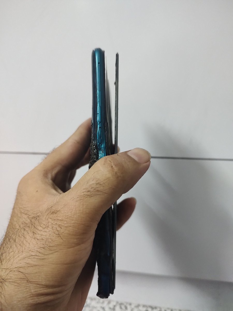 EkBhArAt_1604's tweet photo. #REALME5PRO burned in purse of my wife.. Very lucky that it has not blasted
@realmeIndia https://t.co/p7svTcut2V
