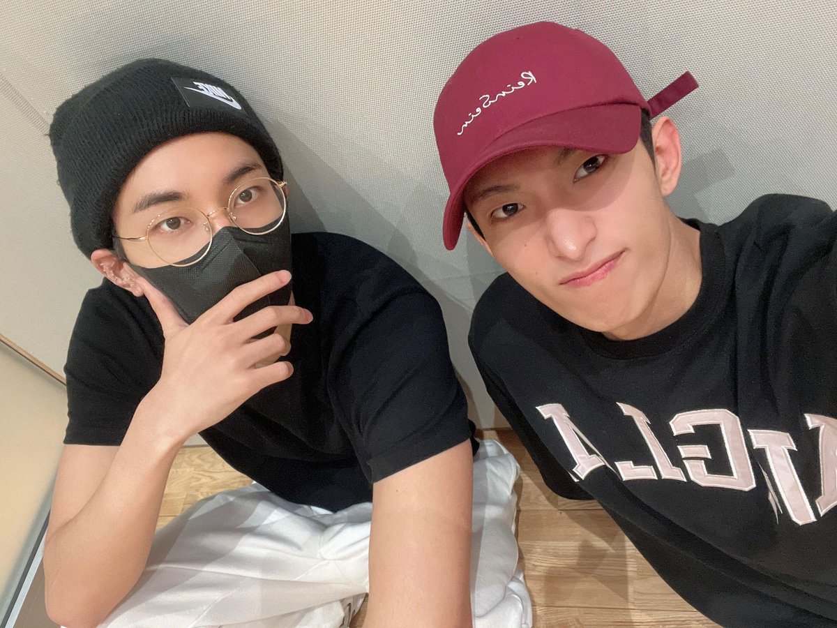 W00JEON's tweet photo. During rehearsal, Dokyeom invited me to have a duo selca with him in effect of nostalgia for the upcoming years. Wearing a color black shirt, accidentally we toss a dark theme aesthetic! https://t.co/KzvLnfYPVn