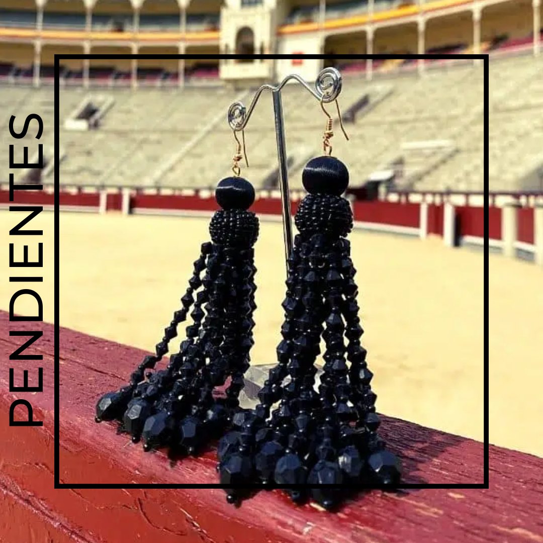 Toroshopping's tweet photo. Los Pendientes Trajes de Luces, recuerdan a los machos (borlas) de las chaquetillas de torero, y son de color azabache, con brillo.
Perfectos para llevar a una boda, una tarde de toros, de noche…
Consíguelos en https://t.co/VVniwx25uo
#modataurina #modaella #pendientestaurinos https://t.co/f0ge5OYug7