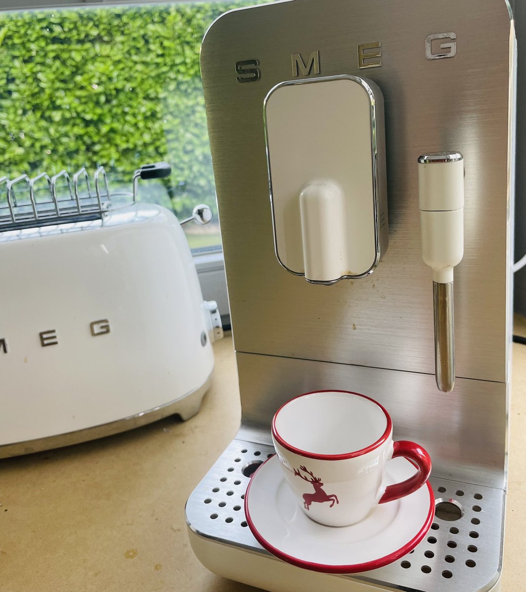 frankzdeluxe's tweet photo. Tasse drunter. Espresso marsch. Samstag kann losgehen😉🤘 #morning #morningroutine #Wochenende #goodmorning https://t.co/L1Ck86LKcm