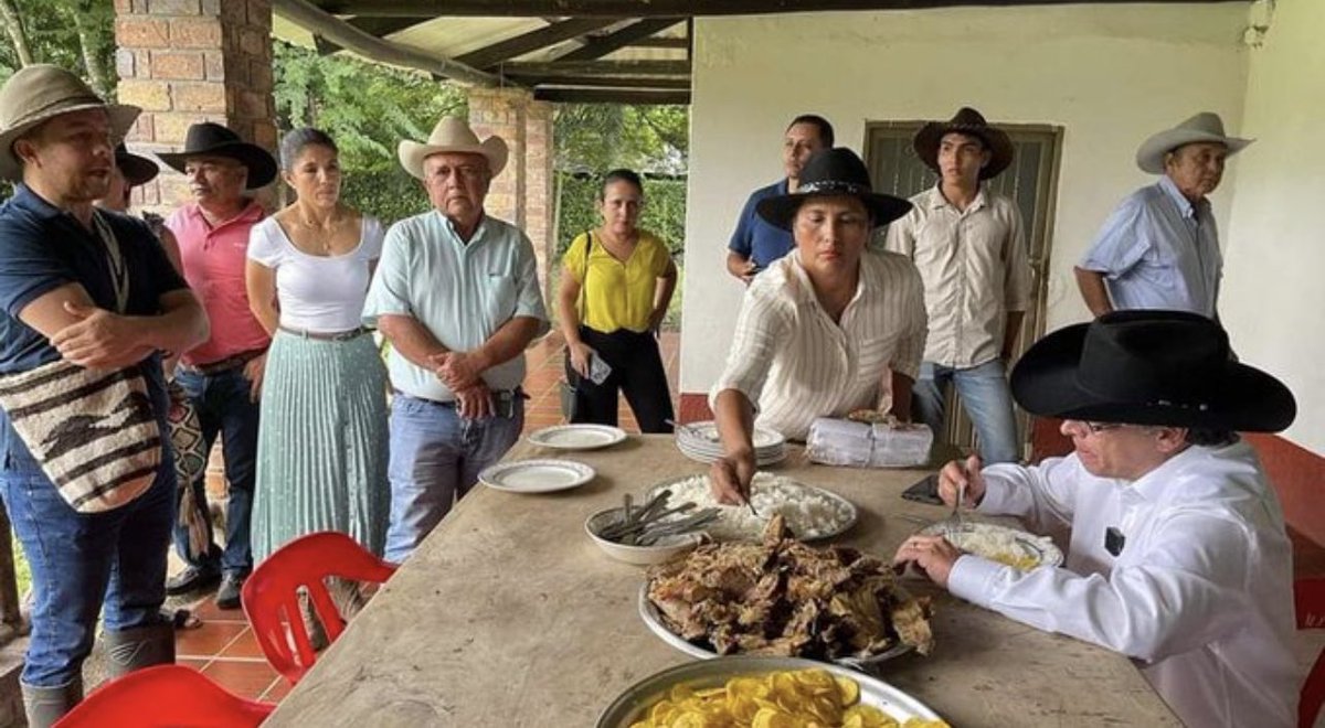 Esta imagen vale más que mil palabras. Mientras <a href="/petrogustavo/">Gustavo Petro</a> come, todos miran. Así es en Venezuela. Mientras Maduro come, el pueblo simplemente lo ve engordar