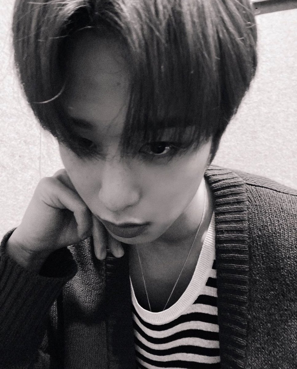 juyeonoi's tweet photo. today we're going to Europe, i took some selfie first before our flight. i do really cool with brown cardigan combined by black&amp;white shirt.
how does it looks, deobi?  https://t.co/xclr9ZqZnw