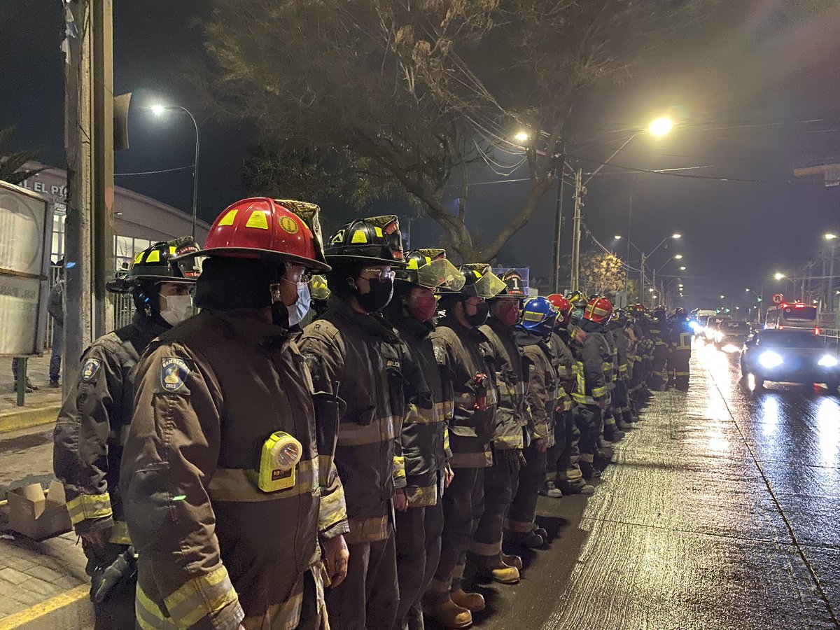 Segunda_CBSB's tweet photo. Nuestro Cuerpo de Bomberos, esperan en las afueras del Hospital El Pino para rendir honores, al Mártir Sr. Sergio Esteban Li Li, (QEPD). Fundador  y Voluntario Honorario de la @SeptimaNewYork caído hoy en acto de servicio @BomberosdeChile @cbsanbernardo https://t.co/LVmce3njn7