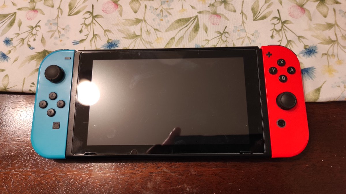PatoJavier's tweet photo. Ud saben que me gustan muchisimo los videojuegos, asi que si me ayudan sería bkn:

Si eres quien, o conoces a alguien que llego de Londres hoy, 17 Junio en la mañana y perdió su nintendo switch en el avión, por favor contactarme. Saludos

Por fa, RT https://t.co/dGYjODcT4V