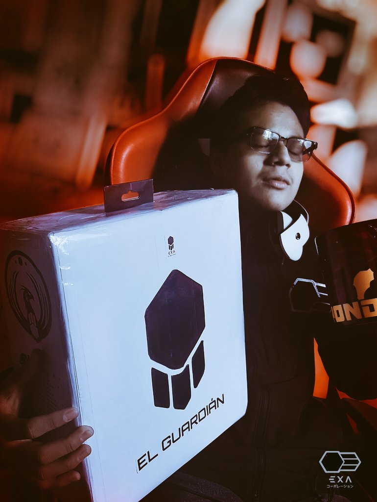 Yoshua_Rameli's tweet photo. ¡Hola a todos!, aquí tenemos a el CEO y fundador Ramson Adán Pérez posando con la divina caja de uno de nuestros productos, que también será base escencial para las próximas cajas de Robots de EXA, que estarán disponibles en las EXA STORES.🤍👅🤍 https://t.co/VNFFepkrUr