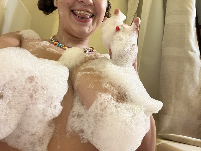 rt to take all the bubbles off🫧🌈 https://t.co/gFMxPYQrrn