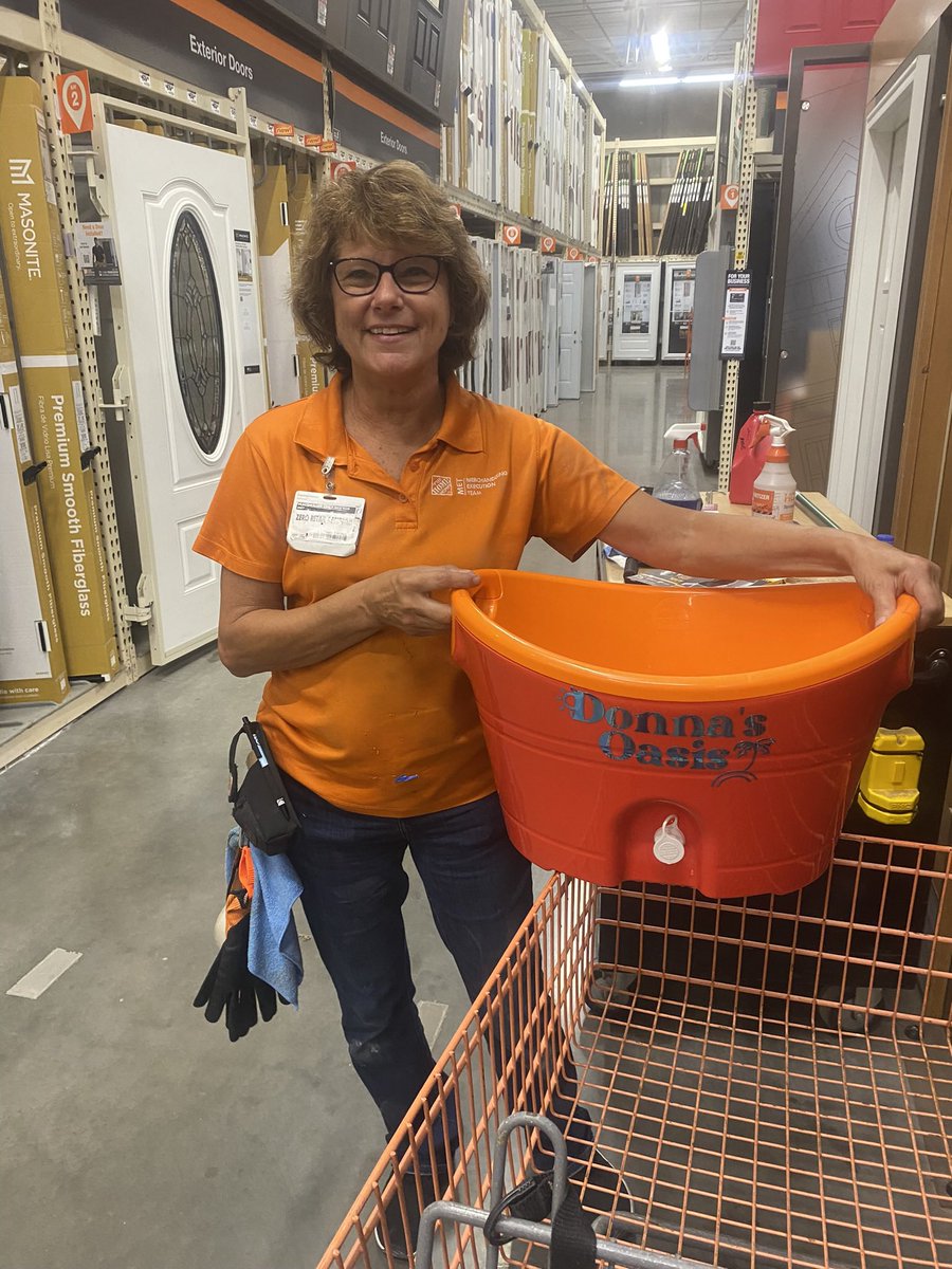 Our MET team Safety Captain Donna @palmcoast6363 created a mobile water station called “Donna’s Oasis”. We had to honor her with a Homer Award. Great job 👏🏽👏🏽👏🏽