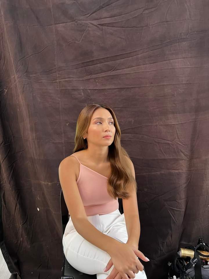 KATHTropaOFC's tweet photo. Candid shots while waiting for her next frame 💗✨
@bernardokath @PondsPH
https://t.co/wqczg43nht
#MakeItFunMakeItPondsKathryn
#MakeItFunMakeItPonds #KathrynForPonds
@min_bernardo #KathrynBernardo https://t.co/bxc365FZVg