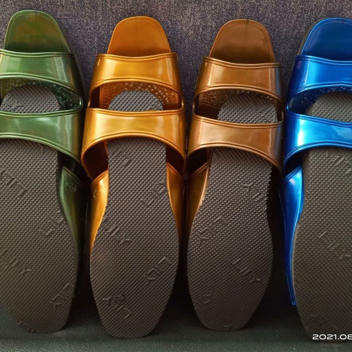 Mas Plenthis (@mplenthis) on Twitter photo Sandal jepit dilarang, tapi kalau pake sandal lyly boleh toooo 🙏🤣 laku lagi ini sandal Mbah Kun anti jebol.. <a href="/DivHumas_Polri/">Divisi Humas Polri</a> <a href="/mohmahfudmd/">Mahfud MD</a> <a href="/puanmaharani_ri/">Puan Maharani</a> Sandal jepit dilarang, tapi kalau pake sandal lyly boleh toooo 🙏🤣 laku lagi ini sandal Mbah Kun anti jebol.. <a href="/DivHumas_Polri/">Divisi Humas Polri</a> <a href="/mohmahfudmd/">Mahfud MD</a> <a href="/puanmaharani_ri/">Puan Maharani</a>