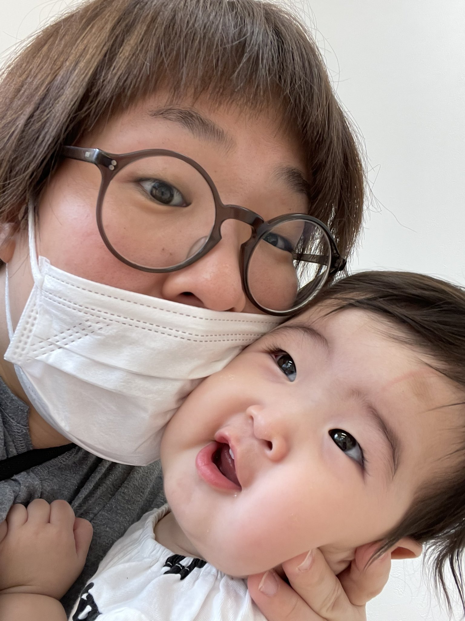 とんこっちゃん ふじ子 本日の絶叫育児 娘のオムツを替えた後 娘が動き回る度にまだ匂いがする 部屋に広がる まさかの見てないところに が漏れてて汚れたそのお尻を 床にすりすりしながら移動していた ギャーーーーー T Co