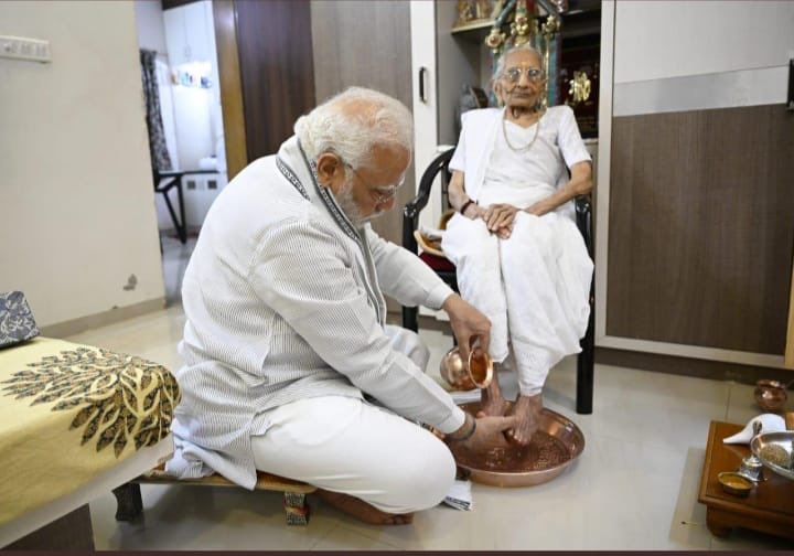 HitanandSharma's tweet photo. सम्पूर्ण सृष्टि सिमट गयी.... मॉं तुम्हारे चरणों में....!!! https://t.co/77YyXDYlNj