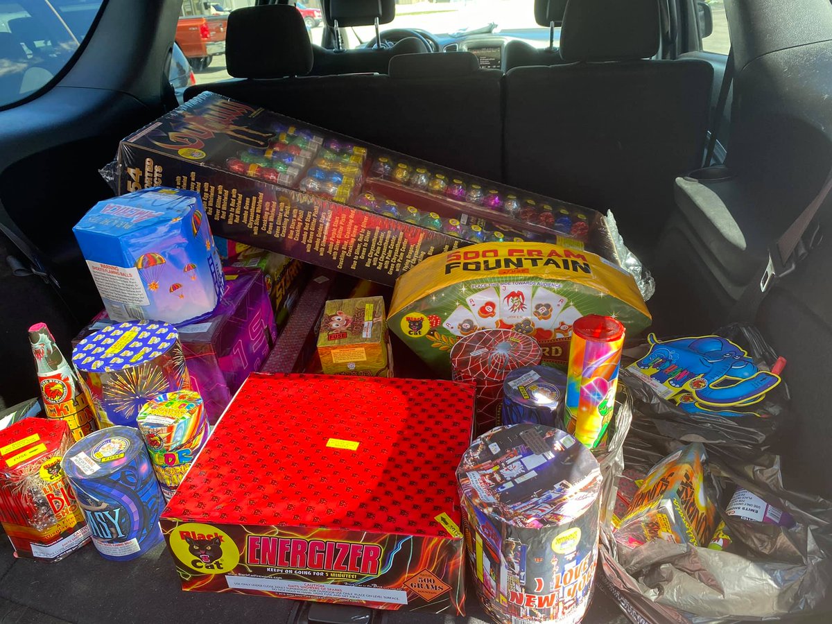 KokomoScanner's tweet photo. LIKE and RT to be entered in a drawing to win $100 in free fireworks. Best Price Fireworks open daily from 10AM-10PM. North location: 931 next to Buffalo Wild Wings. South location: 413 E. Center Rd Kokomo. Lowest prices guaranteed. 100% Locally owned. Questions 765-419-8765. https://t.co/5R6Z02x9dp