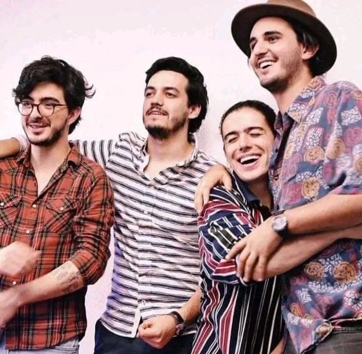 Toqué tus pies debajo d la mesa, quise q pareciera un accidente pero tus ojos tienen la destreza d leer mi mente ...
#Morat