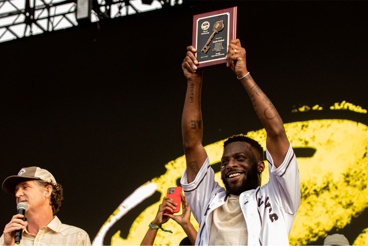 ChristyCalcagno's tweet image. CONGRATULATIONS:
Mayor Tim Kelly was at @Bonnaroo to give Chattanooga native and rapper @isaiahrashad the Key to the City!
Friday was declared Isaiah Rashad Day.