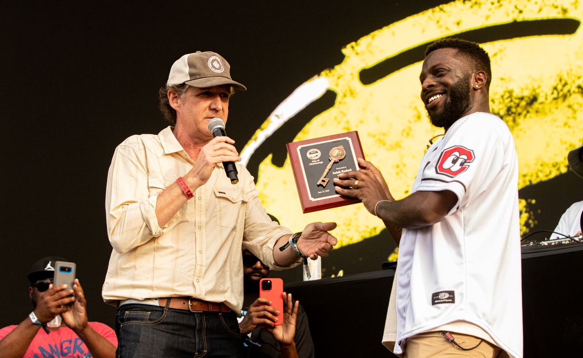 ChristyCalcagno's tweet image. CONGRATULATIONS:
Mayor Tim Kelly was at @Bonnaroo to give Chattanooga native and rapper @isaiahrashad the Key to the City!
Friday was declared Isaiah Rashad Day.