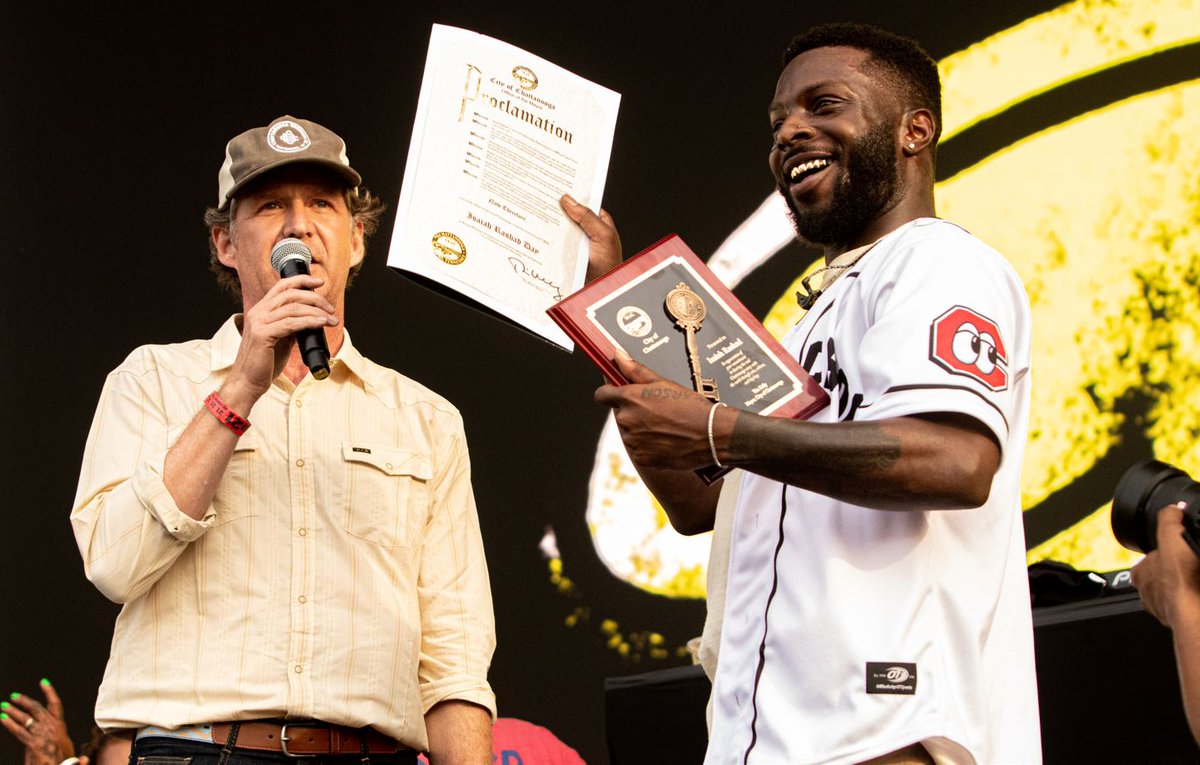 ChristyCalcagno's tweet image. CONGRATULATIONS:
Mayor Tim Kelly was at @Bonnaroo to give Chattanooga native and rapper @isaiahrashad the Key to the City!
Friday was declared Isaiah Rashad Day.