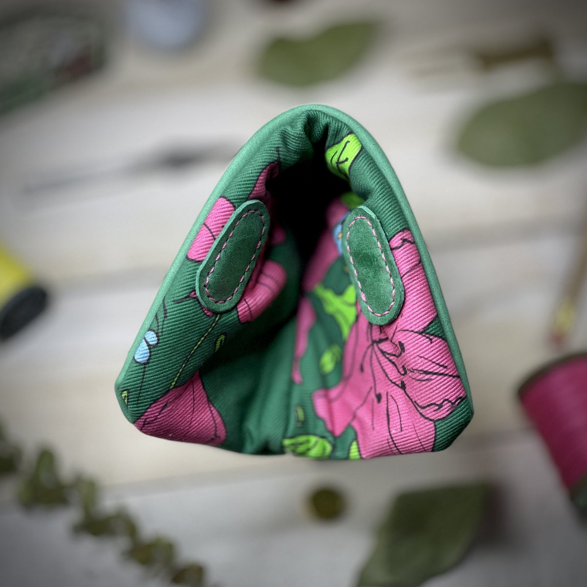 AlbatrossLG's tweet photo. The Masters inspired blade putter head cover and won’t be here mud green Italian vegtan Leather, and heavy canvas Azalea floral print liner #USOpen #golf #putterheadcover #golfheadcover #leather #leatherwork #handmade #headcover #puttercover #golflife #TheMasters #golfwrx https://t.co/pBocQc10CK