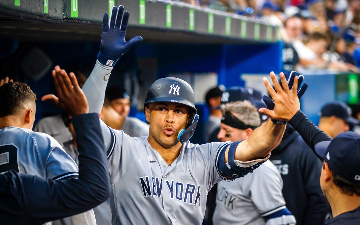 Yankees's tweet photo. 👉https://t.co/5PbBR2A9Rb 

#RepBX https://t.co/pkg4xiVI3H
