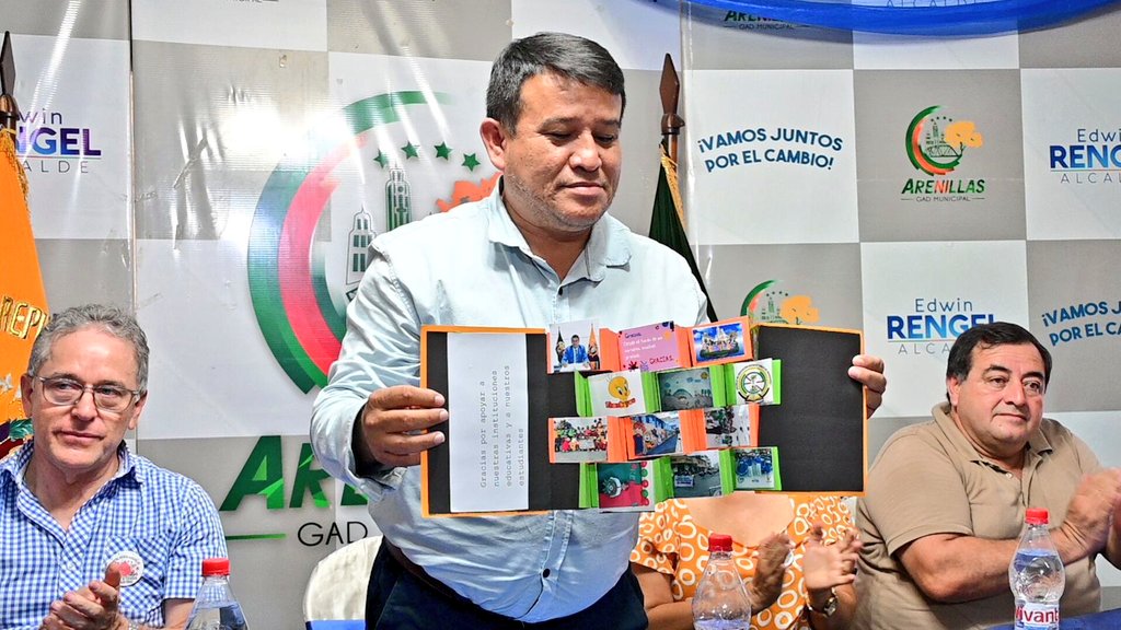 Educación Zona 7 (@educacionz7_ec) on Twitter photo ¡Aliado de la educación! Acalde de Arenillas, Edwin Rengel, se suma a la estrategia #ApadrinaUnaEscuela. Hoy firmó un convenio con el coordinador zonal <a href="/camiloaep/">Camilo Espinosa</a> para mantenimiento correctivo y elaboración de mobiliario que beneficiará a 9 instituciones educativas del cantón. ¡Aliado de la educación! Acalde de Arenillas, Edwin Rengel, se suma a la estrategia #ApadrinaUnaEscuela. Hoy firmó un convenio con el coordinador zonal <a href="/camiloaep/">Camilo Espinosa</a> para mantenimiento correctivo y elaboración de mobiliario que beneficiará a 9 instituciones educativas del cantón.