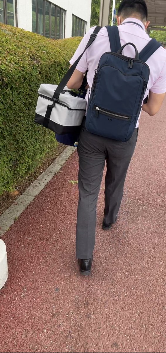 shinnonke's tweet photo. こういうリーマンさんの後ろ姿、下着のラインを凝視してしまう。 https://t.co/z5Tpzm4vJ9
