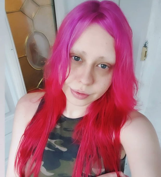 1 pic. New hair ?‍♀️
.
.
.
.
.
.
.

#altgirl #hair #redhair #pinkhair #mermaidhair #natural #nomakeup