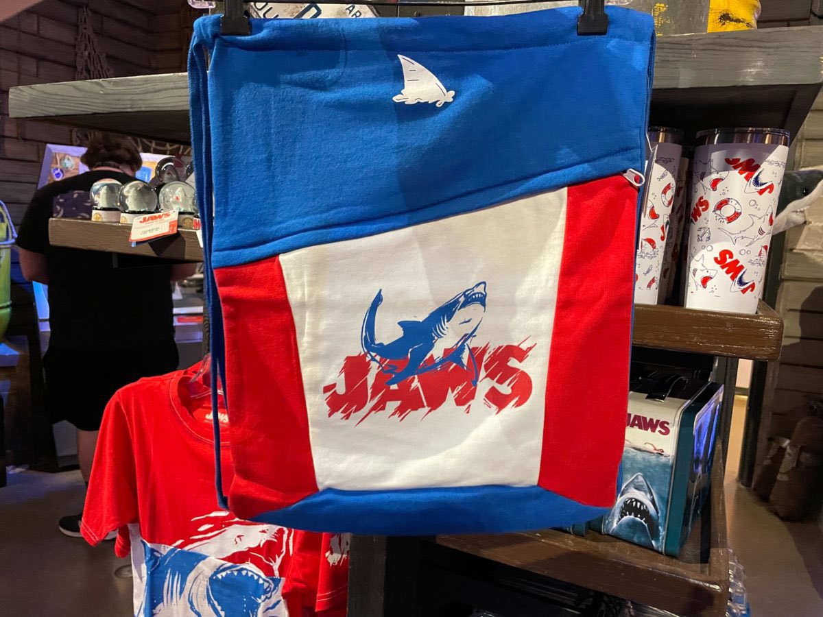 ExpertoEnORL's tweet image. 👕 En @UniversalORL se pueden encontrar estas remeras de “Tiburón” a 35 dls, ¿la comprarían?