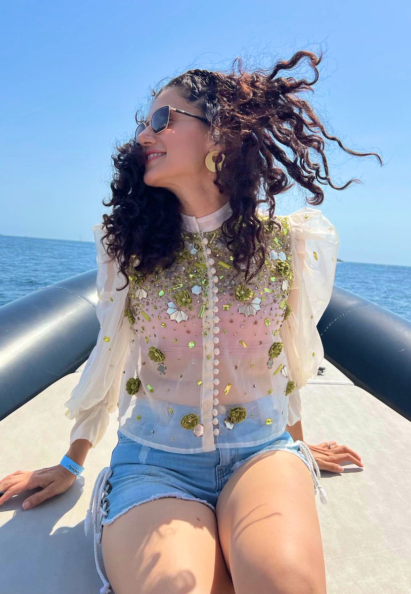 Taapsee_FClub's tweet photo. weekend vibes😌🎇 https://t.co/cxH094b7Gp