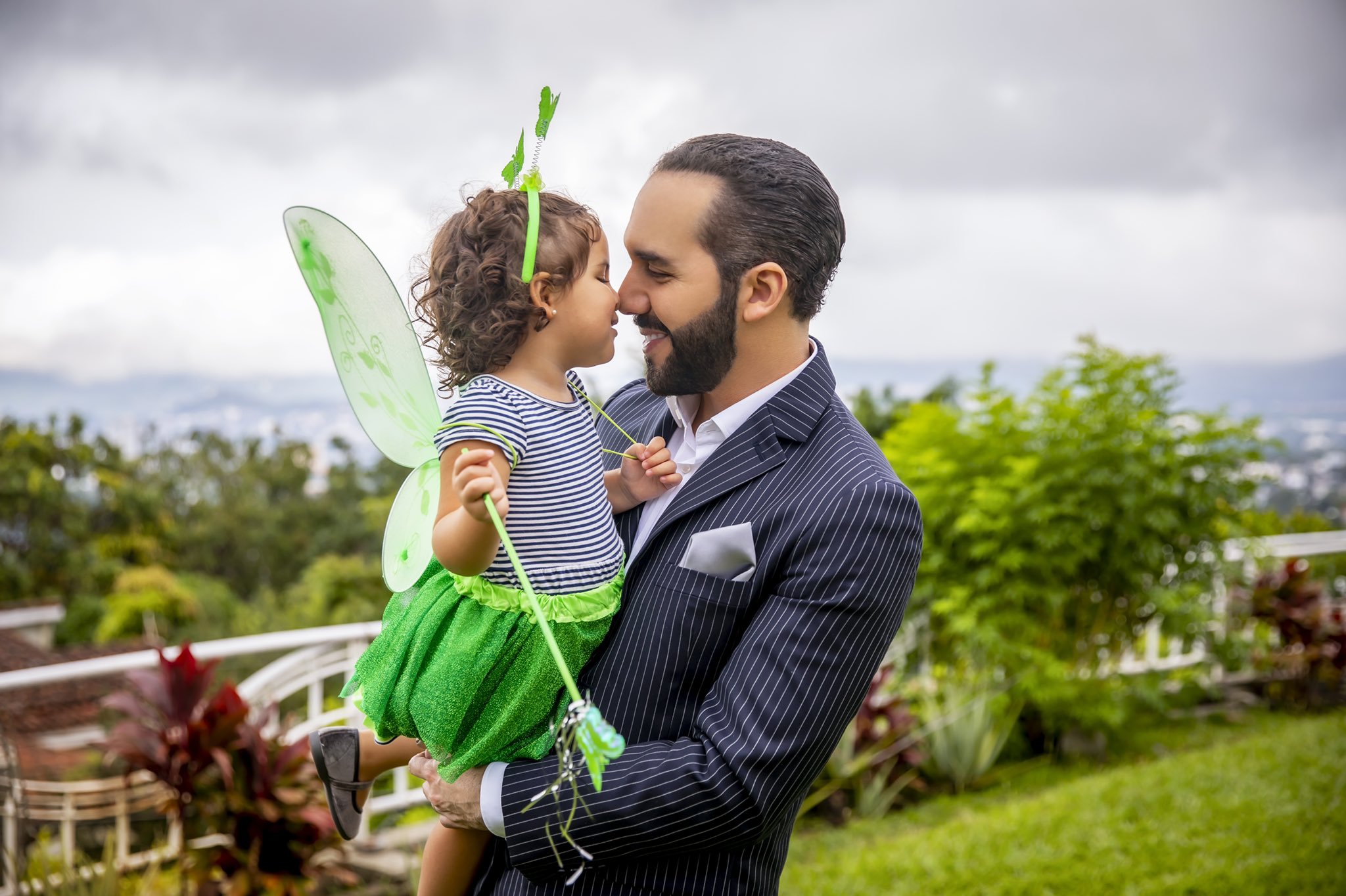 Nayib Bukele on Twitter "Feliz día del padre a todos los papás del mundo mundial ️🌍 https//t