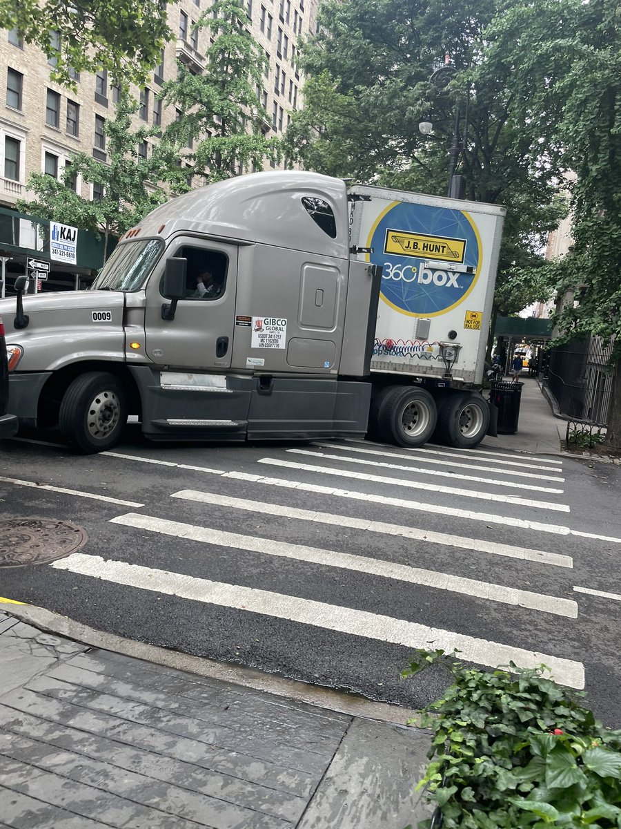 j_huztle's tweet photo. #ThingsYouSeeInNYC https://t.co/J9OCcvloGw