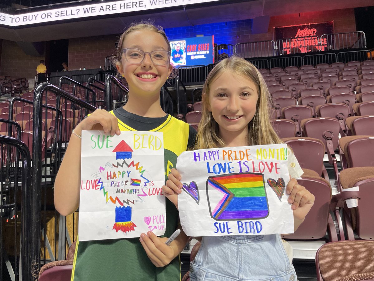 WNBA is so important! : @ariivory 

📷: @lilabbromberg 

#PrideMonth #HappyPrideMonth #loveislove #WNBATwitter #TeachEmYoung